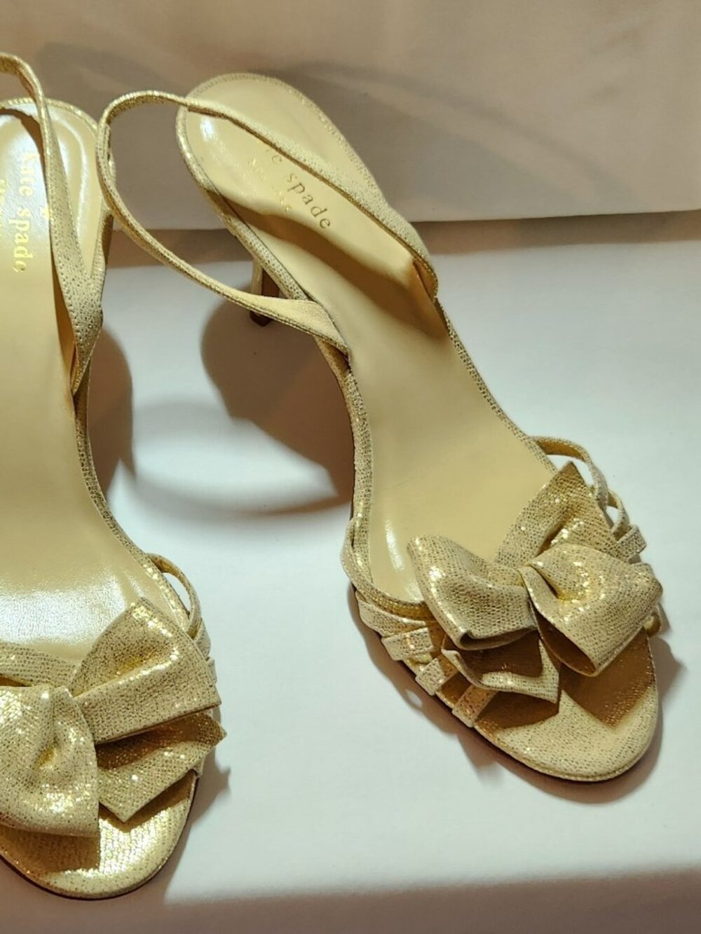 Kate Spade gold sandals dressy slingback sz 10 M bows EUC